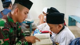 Anggota Satgas TMMD Ajari Anak-anak Belajar Mengaji 