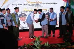 Rompi Jeans Biru Wali Kota Eri Cahyadi Penghargaan Pemuda Muhammadiyah Surabaya, Tak Ada Politiki