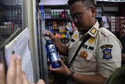 Langgar Perwali, Satpol PP Surabaya Razia Toko Kelontong yang Jual Mihol 