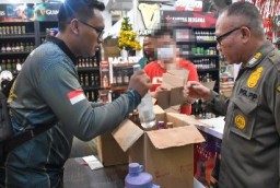 Sebulan Satpol PP Surabaya Amankan 146 Botol Mihol