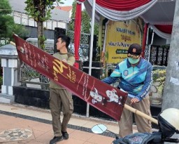 Pemkot Surabaya Tertibkan Reklame Tak Berizin, Sasar 119 Pedestrian