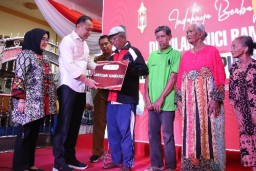 Walikota Eri Bagikan 6 Ribu Pakey Sembako Serentak do 31 Kecamatan Cikal Bakal Kampung Madani