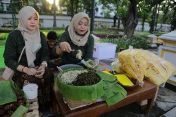 Ajak Keluarga Ngabuburit Asik di Tugu Pahlawan, Ada Kuliner dan Gerakan Pangan Murah