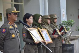Wali Kota Eri Cahyadi dan Satpol PP Surabaya Raih Penghargaan Sekaligus dari Kemendagri