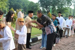 Usai Sholat Idul Fitri, Dandim Surabaya Utara Ikuti Halal Bihalal Bersama Pangdam V/Brawijaya