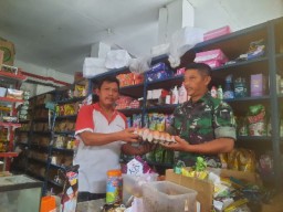 Pastikan Stabil, Babinsa Manyar Cek Harga di Warung Sembako Milik Warga