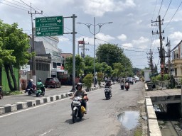 Pemkot Surabaya Betonisasi dan Aspal Jalan Raya Kedung Baruk-Kalirungkut Awal Mei