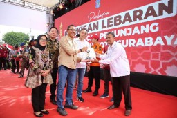 Wali Kota Eri Cahyadi Bagikan Bingkisan Lebaran kepada 14 Ribu Satgas Penunjang Pemkot Surabaya