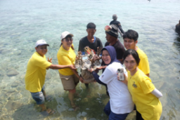 Pulau Pramuka Tanpa Sampah, FIFGROUP bersama Masyarakat Bersihkan Pantai