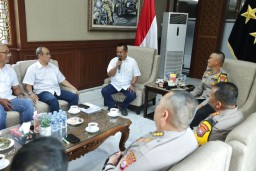Kapolda Jatim Terima PWI Jatim Award, Buah Kondisifitas Pemilu 2024