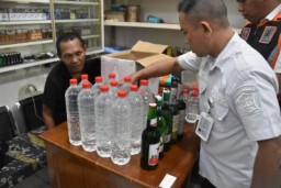 Tak Kapok Dua Kali Ditindak Petugas, Satpol PP Surabaya Kembali Sita Puluhan Mihol