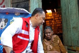Ngantor di Kelurahan Asemrowo, Wali Kota Eri Cahyadi Bantu Gerobak hingga Pengobatan Lansia