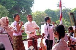 Tampilan Seni Budaya Para Pelajar Meriahkan Peringatan Hardiknas 2024 di Balai Kota Surabaya