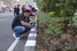 Sambut HJKS ke-731, Seluruh Pegawai Pemkot Surabaya Kerja Bakti Cat Ulang Curbing Median Jalan