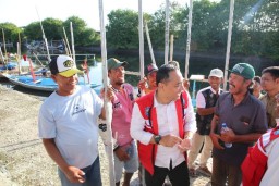 Tingkatkan Penghasilan Nelayan, Wali Kota Eri beri Bantuan Alat Tangkap Ikan di Kenjeran dan Tambak