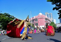 Warga Tumpah Ruah di Sepanjang Rute Surabaya Vaganza