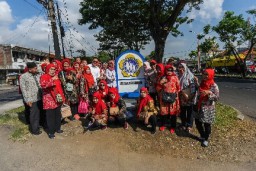 Wali Kota Eri Resmikan Tugu Lansia di Balongsari Surabaya, Bentuk Penghormatan bagi Warga Lansia
