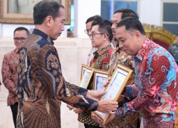 Presiden Jokowi Serahkan Penghargaan Sistem Pemerintahan Berbasis Elektronik Terbaik ke Walikota Eri