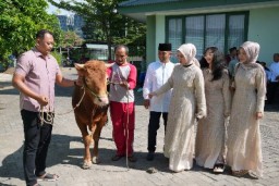 Danrem 084/Bhaskara Jaya Menyerahkan Hewan Kurban Kepada Panitia Qurban Masjid Al-Wathon