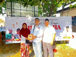 Peduli dan Ramah Lingkungan PKS Kota Surabaya Sebar Paket Hewan Kurban Idul Adha 1445H Pakai Kemasan