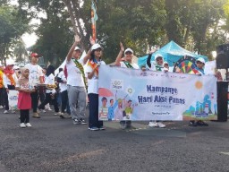 Hadapi Cuaca Panas Ekstrem, PMI Surabaya Gelar Kampanye Edukasi dan Bagikan Bibit Tanaman