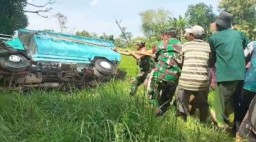 Babinsa Geger Respon Cepat Bantu Warga Evakuasi Truk Pasir Terbalik
