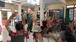 Babinsa Sukolilo Ajak Lansia Hidup Sehat, Ini Yang Dilakukan.