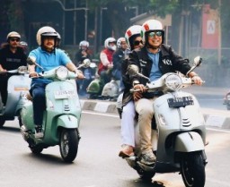 Sunmori Bersama Ribuan Pecinta Vespa, Wali Kota Eri Cahyadi Kenalkan Wisata Kota Lama