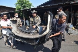 Ganggu Akses Jalan, Satpol PP Surabaya Tertibkan PKL di Pasar Loak Dupak Rukun