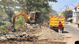 Sebabkan Kemacetan, Satpol PP Surabaya Tertibkan Usaha Barang Bekas di Bantaran Sungai Kali Tebu