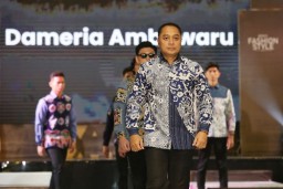 Wali Kota Eri bersama Jajaran Kepala PD Peragakan Busana UMKM khas Surabaya di Ajang MFSR 2024