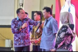 Silaturahmi dengan Ribuan Purna Tugas PNS Pemkot, Wali Kota Eri Sampaikan Permohonan Maaf
