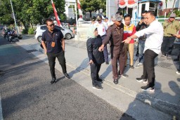 Tak Ada Lagi Tambal Sulam, Eri Cahyadi Pilih Pengaspalan Overlay Agar Jalan-Jalan Lebih Mulus