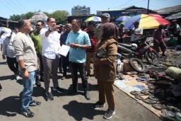 Wali Kota Eri Tata Pasar Loak Dupak Jadi Icon Kota Surabaya 