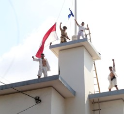 Teatrikal Perobekan Bendera di Depan Hotel Majapahit, Wali Kota Eri: Edukasi Kepada Generasi Muda