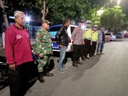 Bersinergi Ciptakan Kondusifitas Wilayah, Babinsa Koramil Semampir Lakukan Patroli Tiga Pilar 