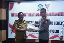 Kabupaten Jeneponto Serahkan Sertifikat Tanah Kepada Komandan Pasukan Btimob II