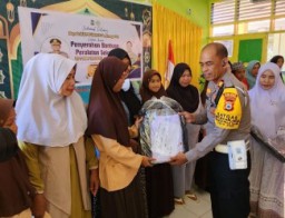 Kapolres Jeneponto Berikan Bantuan Peralatan Sekolah kepada SMP Negeri 1 Binamu