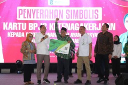 Wali Kota Eri Cahyadi Serahkan BPJS Ketenagakerjaan kepada 22.935 Warga Pelayan Masyarakat