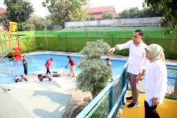 Tinjau Kolam Renang Jambangan, Wali Kota Eri Ungkap Proses Revitalisasi Sudah 100 Persen