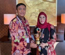 Wapres Berikan Penghargaan Predikat Terbaik Pembangunan Berkelanjutan ke Kota Surabaya