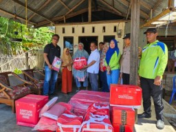 Pj Bupati Jeneponto Kunjungi dan Salurkan Bantuan Kepada Korban Kebakaran Tamanrunang
