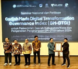 Pemkot Surabaya Raih Penghargaan Gadjah Mada Digital Transformation Governance Index Terbaik
