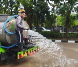 Pemkot Surabaya Lakukan Penyiraman Intensif, Kurangi Debu Akibat Proyek Pengaspalan