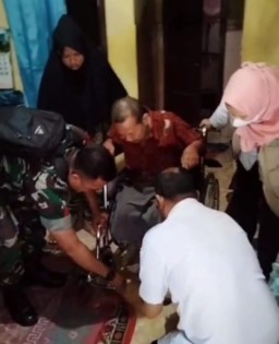 Babinsa Dampingi Pemberian Bantuan Kursi Roda di Sidotopo