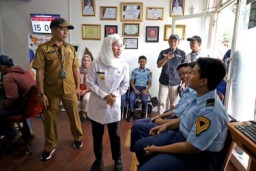 PJs Wali Kota Surabaya Tinjau Kelompok Jahit Ibu dan Batik Anak Inklusi