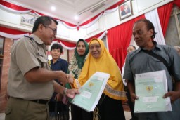 Serahkan 39 Sertifikat HGB, Pemkot Surabaya Beri Kepastian Hukum Bagi Pemegang Surat Ijo