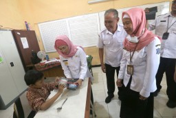 Tinjau Pelaksanaan Uji Coba Makan Gratis, PJs Wali Kota Surabaya Minta Perhatikan Variasi Menu