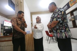 Tinjau Kantor Kecamatan dan Kelurahan, PJs Wali Kota Surabaya Pastikan Persiapan Pilkada Serentak