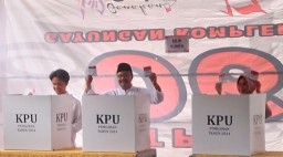 Gus Ipul dan Keluarga Mencoblos di TPS 4 Kelurahan Gayungan Surabaya